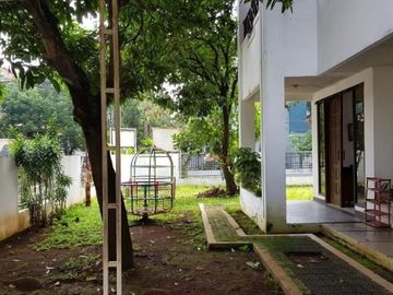 Rumah 2 lantai, hoek, taman luas, asri dan tenang, megapolitan cinere