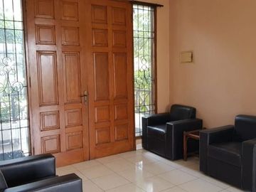 Rumah 2 lantai, hoek, taman luas, asri dan tenang, megapolitan cinere