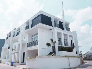 Rumah Mewah Murah ada Kolam Renang di daerah Meruya Selatan, Hanya 3,6 M-an