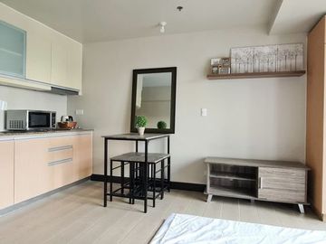 Penthouse Studio Unit w/ Parking at Golfhill Gardens, Q.C.