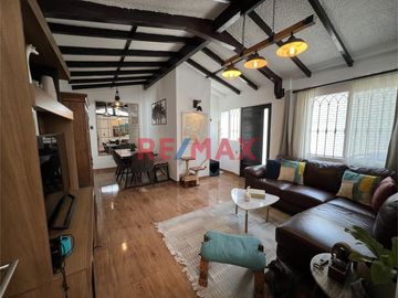 Casa muy bien ubicada en zona residencial en el Jr. Las Gardenias, Surco.  Dentro de un condominio de 4 casas, lo que asegura tranquilidad.  Cerca de