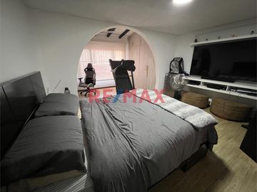 Casa muy bien ubicada en zona residencial en el Jr. Las Gardenias, Surco.  Dentro de un condominio de 4 casas, lo que asegura tranquilidad.  Cerca de