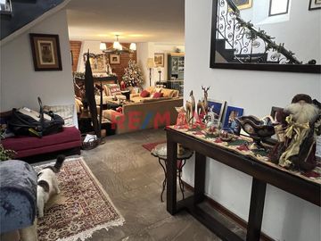 Casa muy bien ubicada en zona residencial en el Jr. Las Gardenias, Surco.  Dentro de un condominio de 4 casas, lo que asegura tranquilidad.  Cerca de