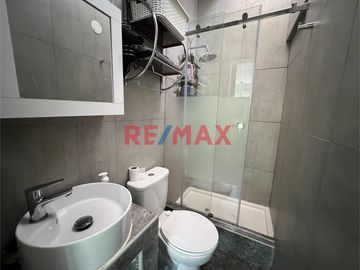 Casa muy bien ubicada en zona residencial en el Jr. Las Gardenias, Surco.  Dentro de un condominio de 4 casas, lo que asegura tranquilidad.  Cerca de