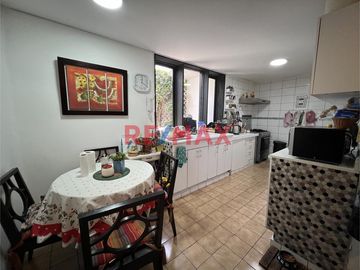 Casa muy bien ubicada en zona residencial en el Jr. Las Gardenias, Surco.  Dentro de un condominio de 4 casas, lo que asegura tranquilidad.  Cerca de