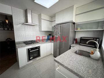Casa muy bien ubicada en zona residencial en el Jr. Las Gardenias, Surco.  Dentro de un condominio de 4 casas, lo que asegura tranquilidad.  Cerca de