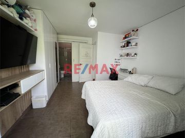Casa muy bien ubicada en zona residencial en el Jr. Las Gardenias, Surco.  Dentro de un condominio de 4 casas, lo que asegura tranquilidad.  Cerca de