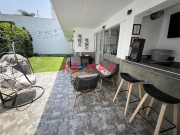 Casa muy bien ubicada en zona residencial en el Jr. Las Gardenias, Surco.  Dentro de un condominio de 4 casas, lo que asegura tranquilidad.  Cerca de
