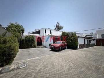 Casa muy bien ubicada en zona residencial en el Jr. Las Gardenias, Surco.  Dentro de un condominio de 4 casas, lo que asegura tranquilidad.  Cerca de