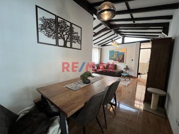 Casa muy bien ubicada en zona residencial en el Jr. Las Gardenias, Surco.  Dentro de un condominio de 4 casas, lo que asegura tranquilidad.  Cerca de