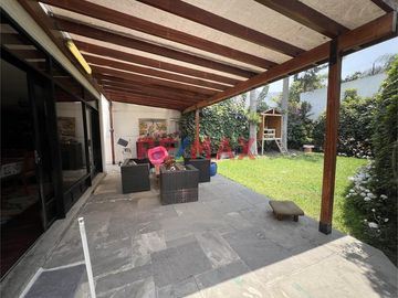 Casa muy bien ubicada en zona residencial en el Jr. Las Gardenias, Surco.  Dentro de un condominio de 4 casas, lo que asegura tranquilidad.  Cerca de