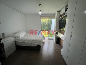 Casa muy bien ubicada en zona residencial en el Jr. Las Gardenias, Surco.  Dentro de un condominio de 4 casas, lo que asegura tranquilidad.  Cerca de