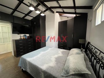 Casa muy bien ubicada en zona residencial en el Jr. Las Gardenias, Surco.  Dentro de un condominio de 4 casas, lo que asegura tranquilidad.  Cerca de
