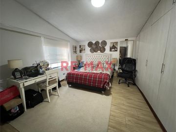 Casa muy bien ubicada en zona residencial en el Jr. Las Gardenias, Surco.  Dentro de un condominio de 4 casas, lo que asegura tranquilidad.  Cerca de