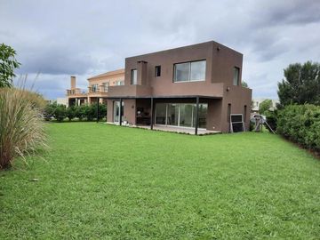 Casa en Ayres Plaza