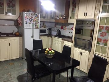 PH entrada independiente, 4 ambientes, 1 cuadra av Saenz.