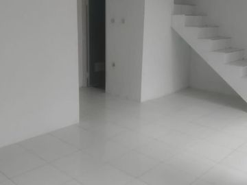 Rumah dua lantai di pinggir jalan cocok buat usaha