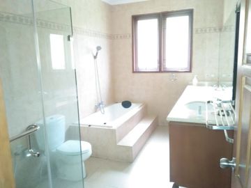 Disewakan Rumah Siap Huni di Kemang Timur Dengan Private Pool dan Taman HSE-A0668