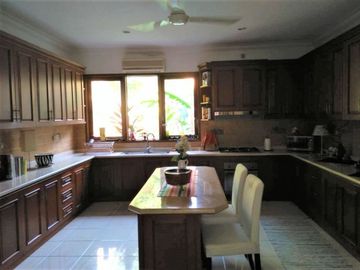 Disewakan Rumah Siap Huni di Kemang Timur Dengan Private Pool dan Taman HSE-A0668