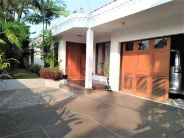 Disewakan Rumah Siap Huni di Kemang Timur Dengan Private Pool dan Taman HSE-A0668