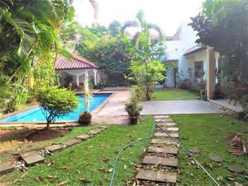 Disewakan Rumah Siap Huni di Kemang Timur Dengan Private Pool dan Taman HSE-A0668