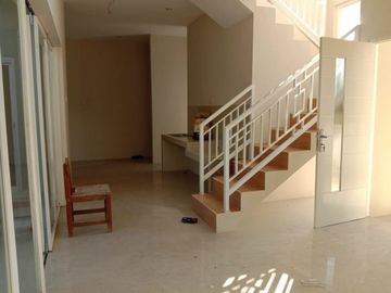 Rumah Villa Dijual Plus Kolam Renang di Kota Batu Dekat Wisata | 0