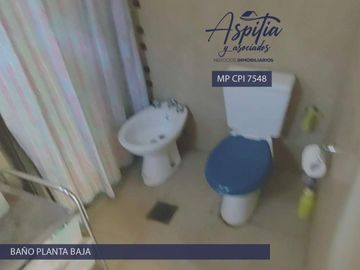 VENTA Hermosa Casa de tres dormitorios con cochera y patio en Nuevo Poeta Lugones