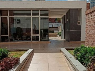 Espectacular piso exclusivo - 4 dormitorios - BalcÃ³n - SUM, piscina - Bauleras - Dos cocheras - PueyrredÃ³n 1600