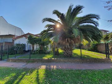 Casa sobre lote de 1160 m2 en  Rafael Calzada  ideal quinta o destino comercial acepta permuta
