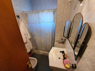 Casa sobre lote de 1160 m2 en  Rafael Calzada  ideal quinta o destino comercial acepta permuta