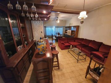 Casa sobre lote de 1160 m2 en  Rafael Calzada  ideal quinta o destino comercial acepta permuta