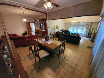 Casa sobre lote de 1160 m2 en  Rafael Calzada  ideal quinta o destino comercial acepta permuta