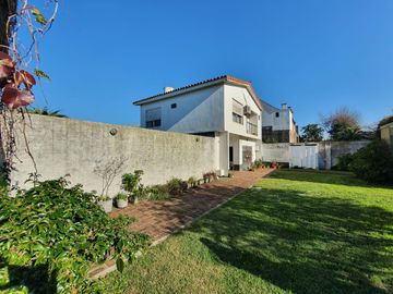 Casa sobre lote de 1160 m2 en  Rafael Calzada  ideal quinta o destino comercial acepta permuta