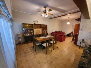 Casa sobre lote de 1160 m2 en  Rafael Calzada  ideal quinta o destino comercial acepta permuta