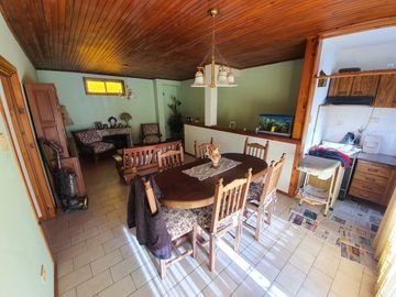 Casa sobre lote de 1160 m2 en  Rafael Calzada  ideal quinta o destino comercial acepta permuta