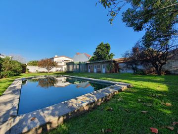 Casa sobre lote de 1160 m2 en  Rafael Calzada  ideal quinta o destino comercial acepta permuta