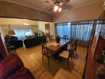 Casa sobre lote de 1160 m2 en  Rafael Calzada  ideal quinta o destino comercial acepta permuta