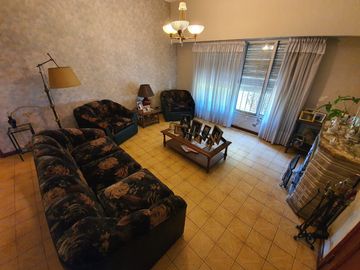Casa sobre lote de 1160 m2 en  Rafael Calzada  ideal quinta o destino comercial acepta permuta