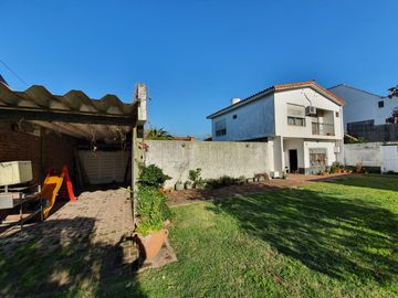 Casa sobre lote de 1160 m2 en  Rafael Calzada  ideal quinta o destino comercial acepta permuta