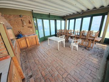 Casa sobre lote de 1160 m2 en  Rafael Calzada  ideal quinta o destino comercial acepta permuta