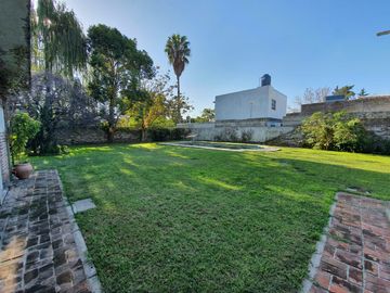 Casa sobre lote de 1160 m2 en  Rafael Calzada  ideal quinta o destino comercial acepta permuta