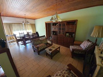 Casa sobre lote de 1160 m2 en  Rafael Calzada  ideal quinta o destino comercial acepta permuta