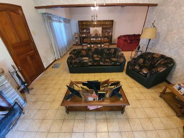 Casa sobre lote de 1160 m2 en  Rafael Calzada  ideal quinta o destino comercial acepta permuta