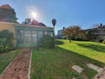 Casa sobre lote de 1160 m2 en  Rafael Calzada  ideal quinta o destino comercial acepta permuta