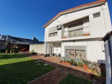 Casa sobre lote de 1160 m2 en  Rafael Calzada  ideal quinta o destino comercial acepta permuta