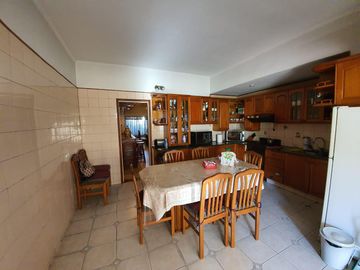 Casa sobre lote de 1160 m2 en  Rafael Calzada  ideal quinta o destino comercial acepta permuta