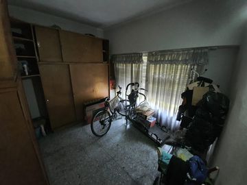 Casa sobre lote de 1160 m2 en  Rafael Calzada  ideal quinta o destino comercial acepta permuta