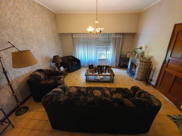 Casa sobre lote de 1160 m2 en  Rafael Calzada  ideal quinta o destino comercial acepta permuta