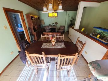 Casa sobre lote de 1160 m2 en  Rafael Calzada  ideal quinta o destino comercial acepta permuta