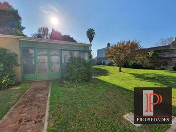 Casa sobre lote de 1160 m2 en  Rafael Calzada  ideal quinta o destino comercial acepta permuta